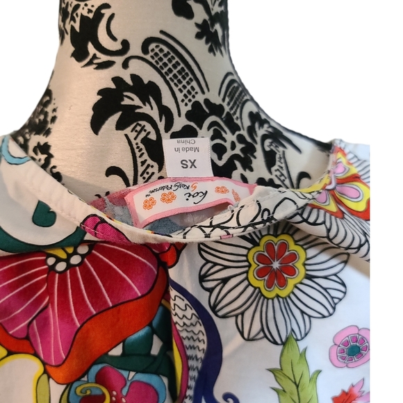 Koi asymmetrical cut scrub top - Picture 3 of 6